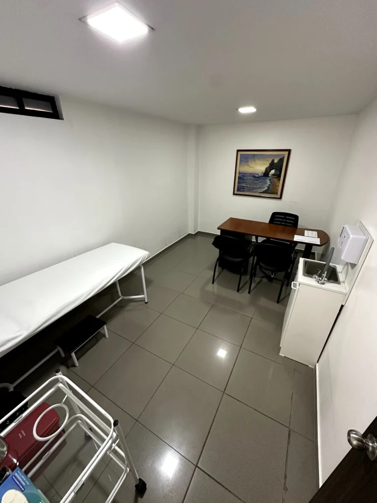 Espacio de consulta externa de Clínica Moderna Quito