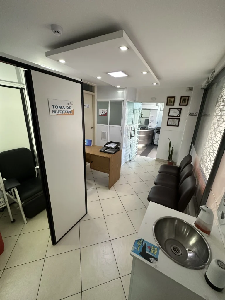Acceso al laboratorio clínico de Clínica Moderna Quito