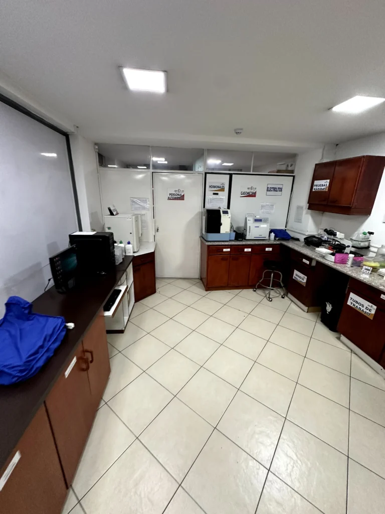 Instalaciones del laboratorio clínico de Clínica Moderna Quito